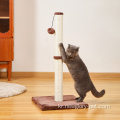 스크래치 포스트가있는 고양이 등반 트리